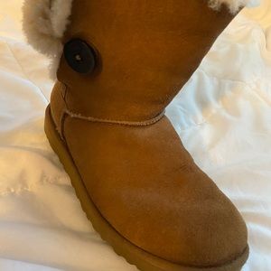 UGG Women’s Bailey Button Size 8